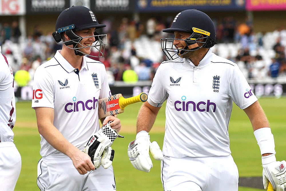 | Photo: AP/Rui Vieira : England's Joe Root and Harry Brook